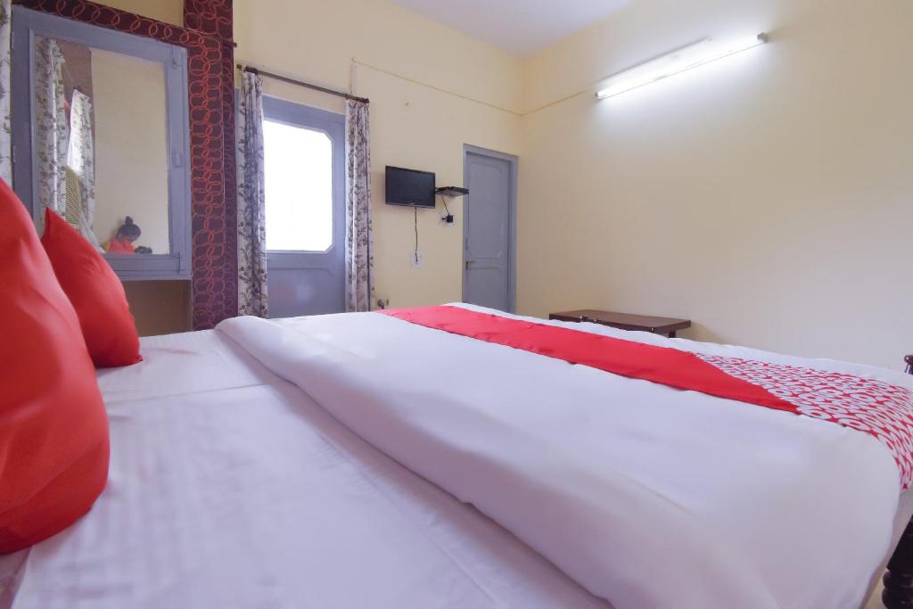 Postel nebo postele na pokoji v ubytování Hotel O Aditya
