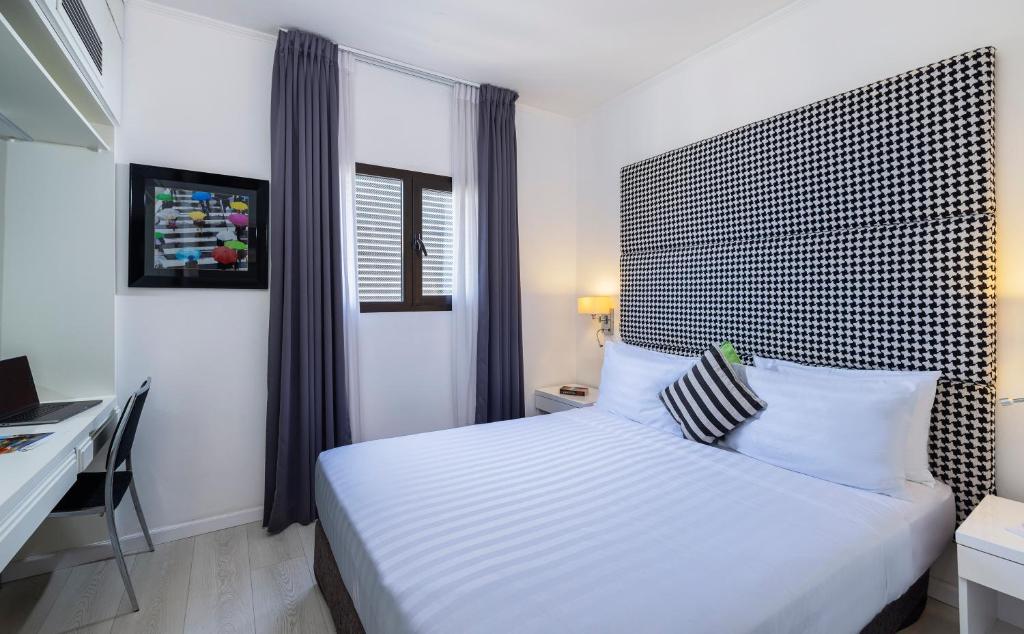 Postel nebo postele na pokoji v ubytování Best Western Regency Suites
