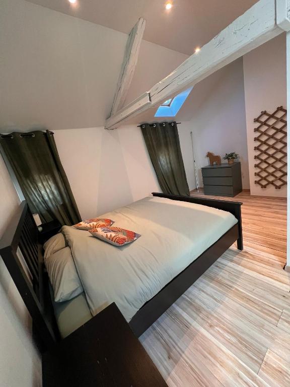 オセールにあるAppart'Hôtel Auxerreの部屋にベッドがある寝室