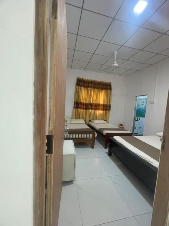 Postel nebo postele na pokoji v ubytování GB Royal Stay Anuradhapura