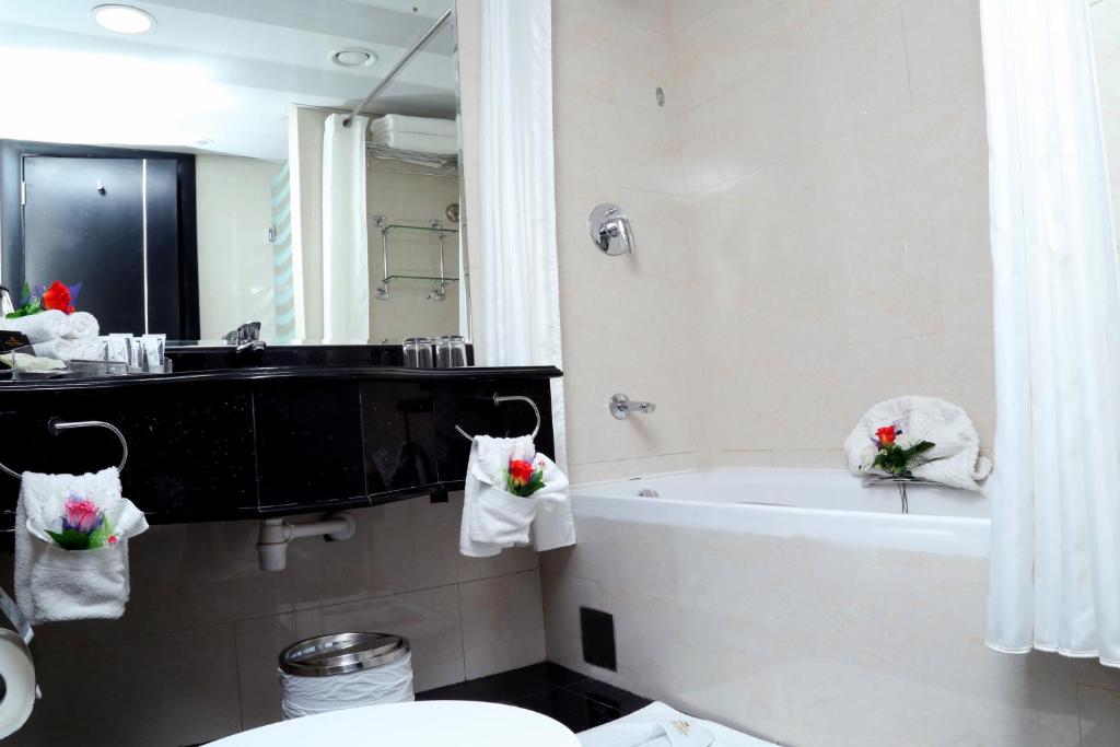 Koupelna v ubytování Royal Grand Suite Hotel