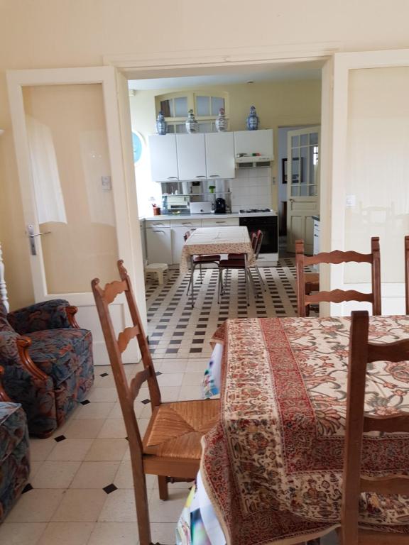 un salon avec une table et des chaises et une cuisine dans l'établissement Maison centre ville, à Le Touquet-Paris-Plage