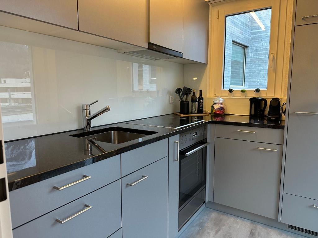Köök või kööginurk majutusasutuses Zentrales 2,5-Zimmer Apartment mit mega Bergblick