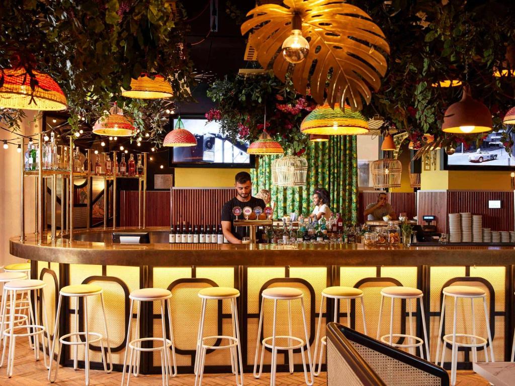 A restaurant or other place to eat at Mama Shelter Roma