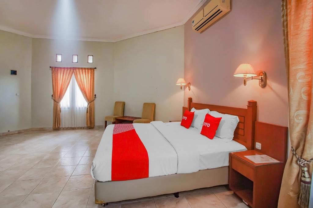 Postel nebo postele na pokoji v ubytování Collection O 89999 Hotel Bumi Kedaton Resort