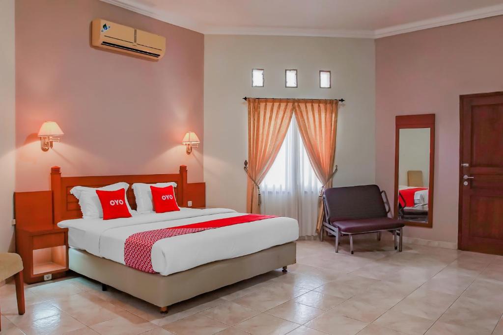 Postel nebo postele na pokoji v ubytování Collection O 89999 Hotel Bumi Kedaton Resort