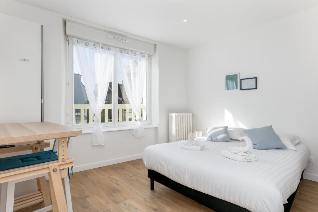 une chambre blanche avec un lit et une fenêtre dans l'établissement Chambre indépendante Etoile, à Brest
