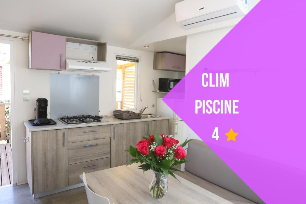 une cuisine avec une table avec un vase de fleurs dans l'établissement Cozy Cocon, à Argelès-sur-Mer