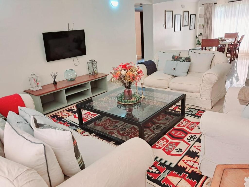 TV a/nebo společenská místnost v ubytování POPSY HOMES NAKURU CBD