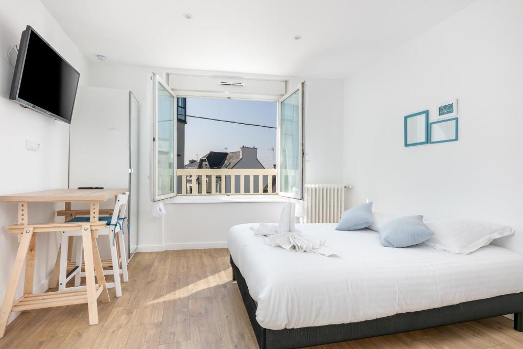 une chambre avec un lit et une grande fenêtre dans l'établissement Chambre indépendante Recouvrance, à Brest