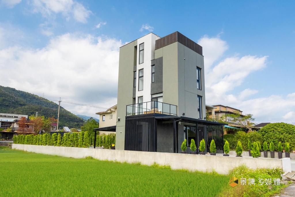 Una casa con un césped verde delante de ella. en 金湯8號, en Yuanshan