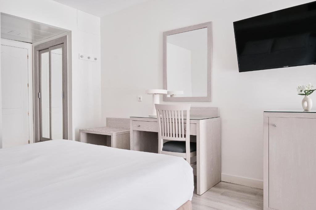Postel nebo postele na pokoji v ubytování Hotel Helios Costa Tropical