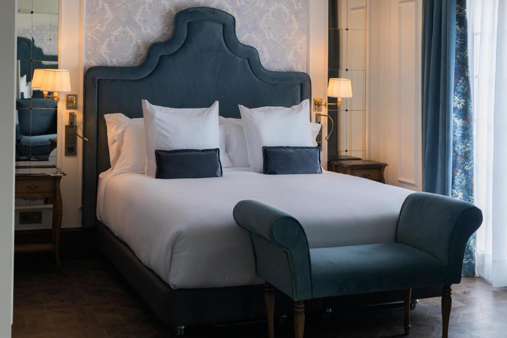 Postel nebo postele na pokoji v ubytování Hotel Luze Boutique San Sebastian