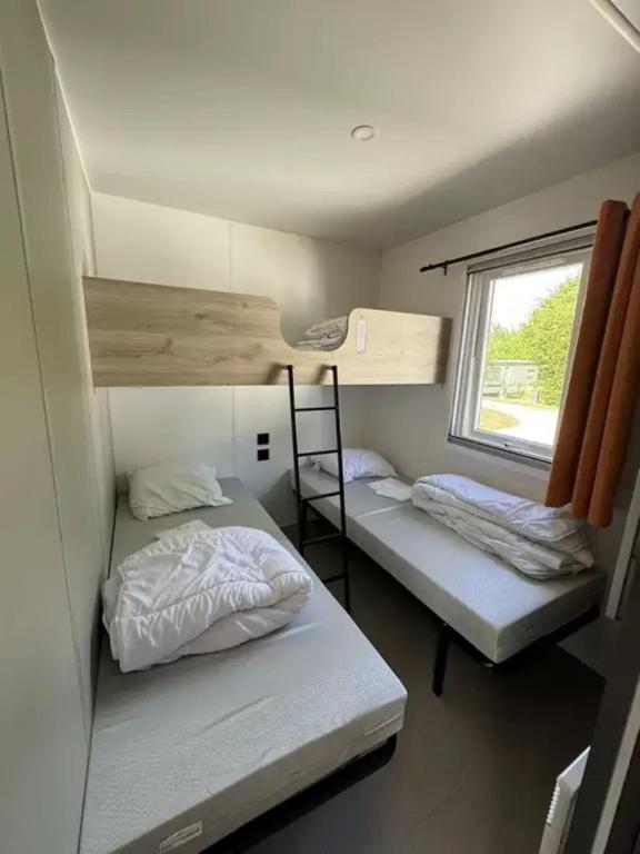 Postel nebo postele na pokoji v ubytování Camping L'Orée des Caps