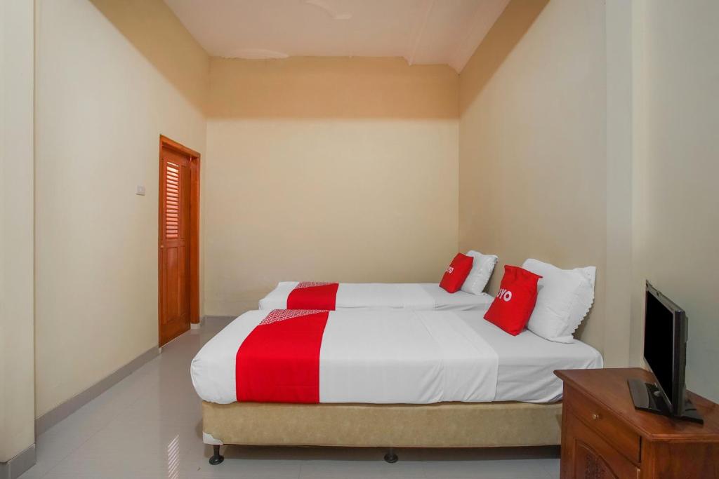Postel nebo postele na pokoji v ubytování Collection O 89999 Hotel Bumi Kedaton Resort