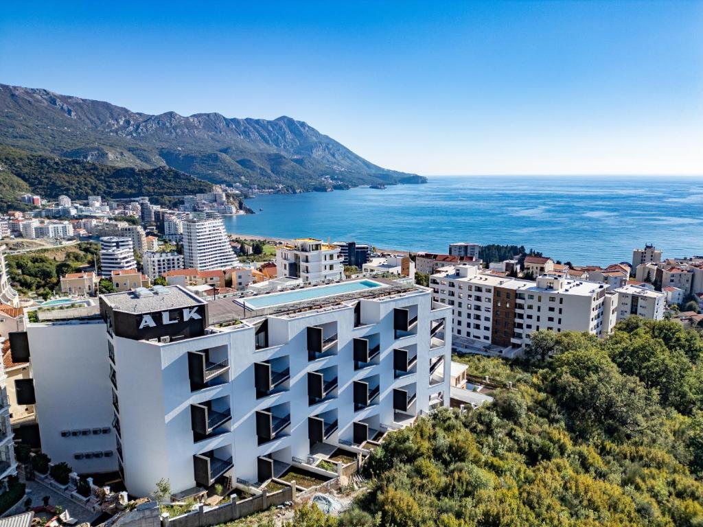 una vista aerea di una città e dell'oceano di Sunshine Appartement Budva a Bečići