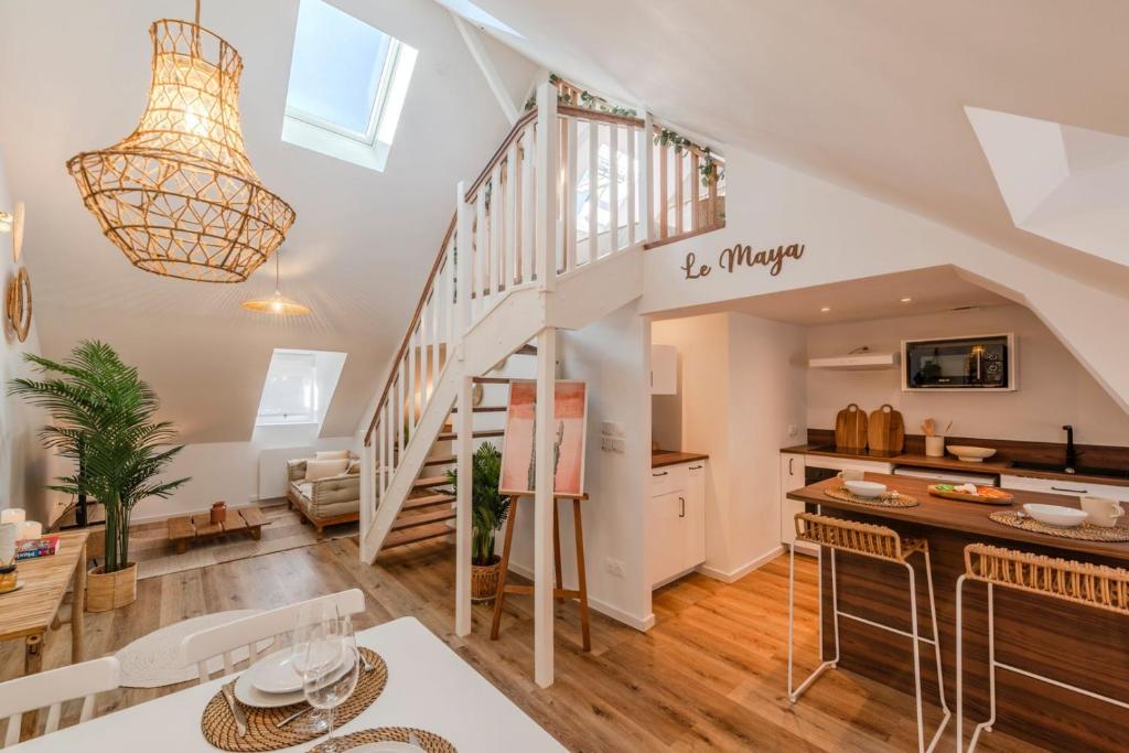 une cuisine et un salon avec un escalier dans une maison dans l'établissement OIQIA • Satori • Maya, à Boulogne-sur-Mer