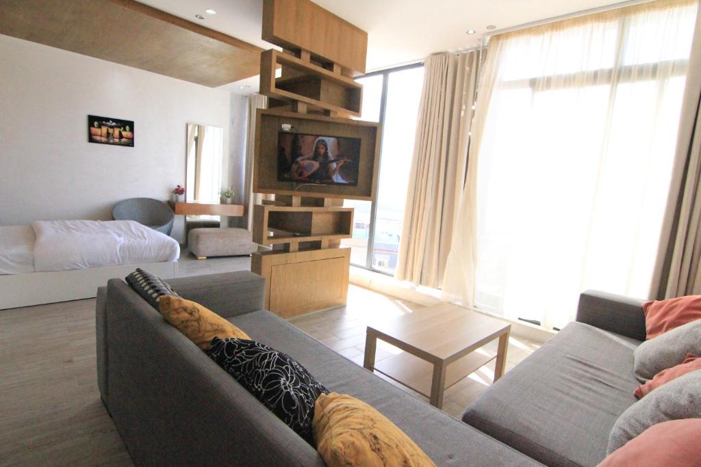 TV a/nebo společenská místnost v ubytování Maison d'Appartements Vue Mer - Luxe Tangeroi & Confort Européen
