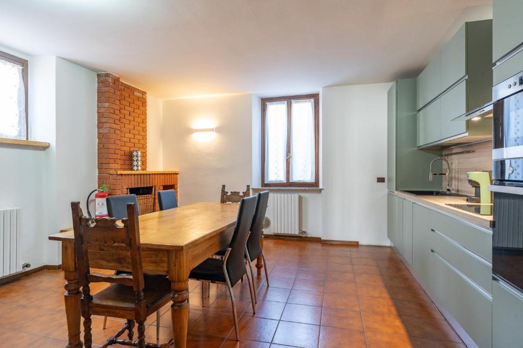 Kuchyň nebo kuchyňský kout v ubytování Luxury Apartment between Como Lake and Valsassina