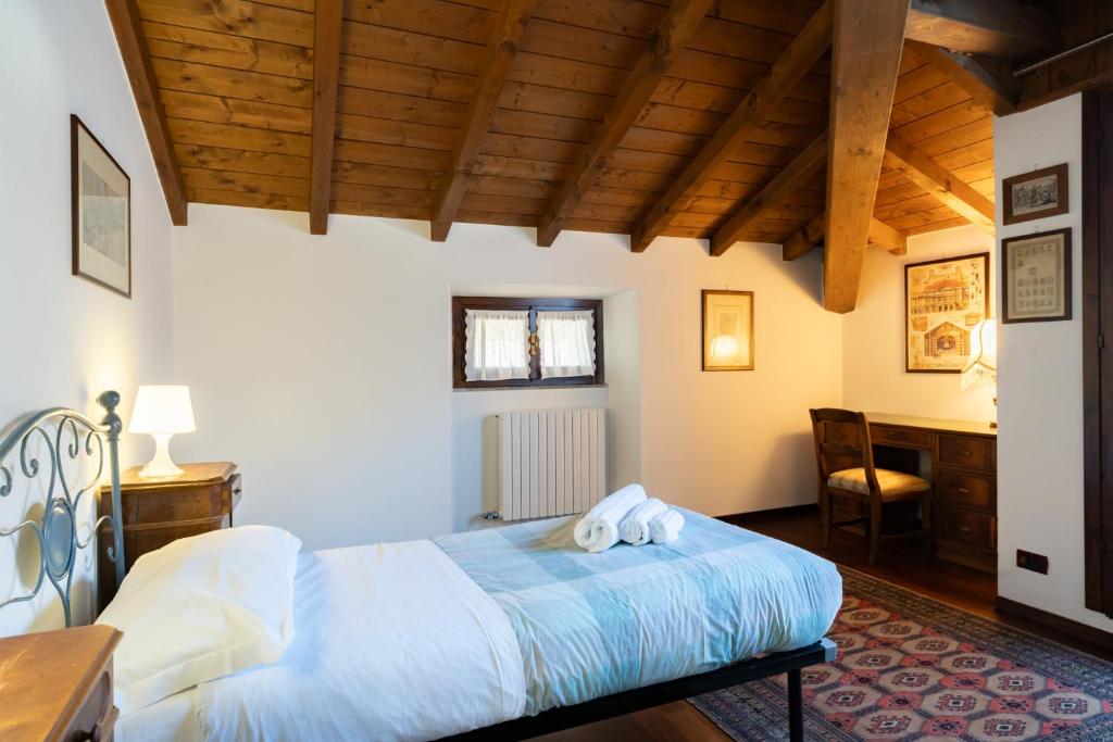 Postel nebo postele na pokoji v ubytování Luxury Apartment between Como Lake and Valsassina