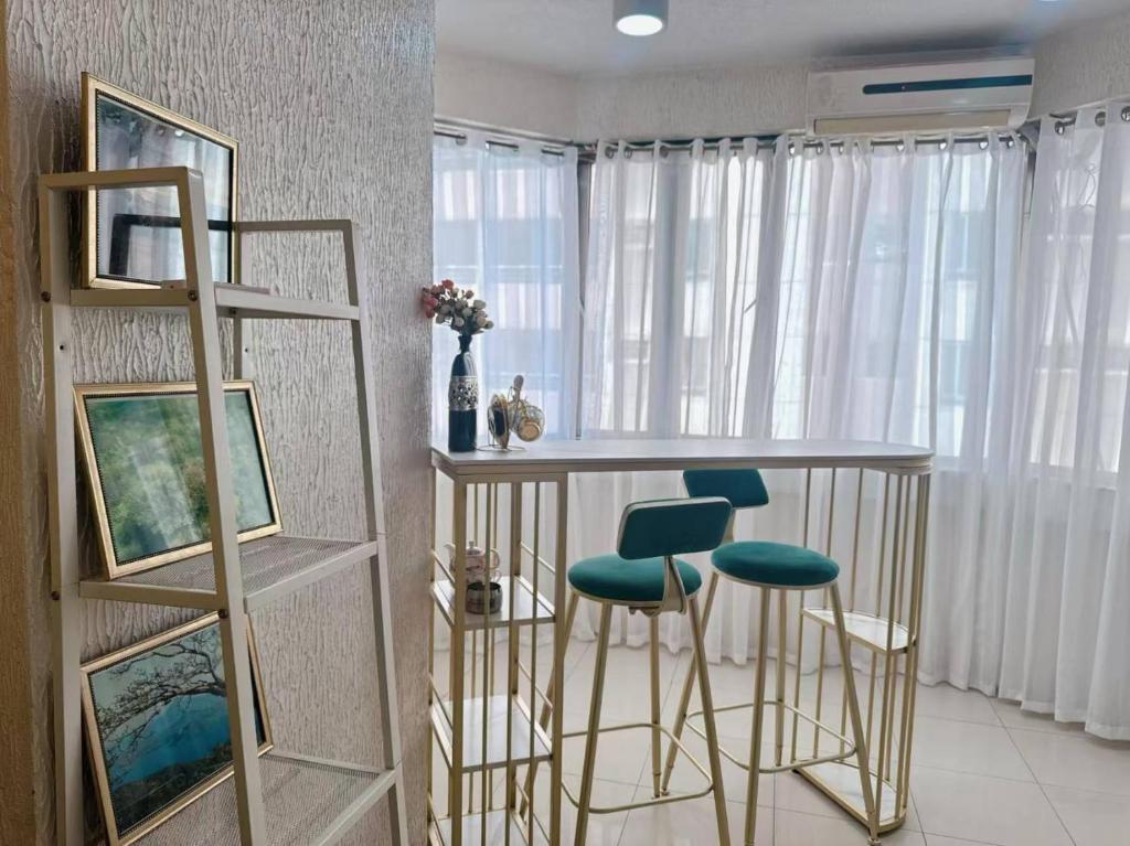 マニラにあるMarbella Tower 2のキッチン(テーブル、スツール付)
