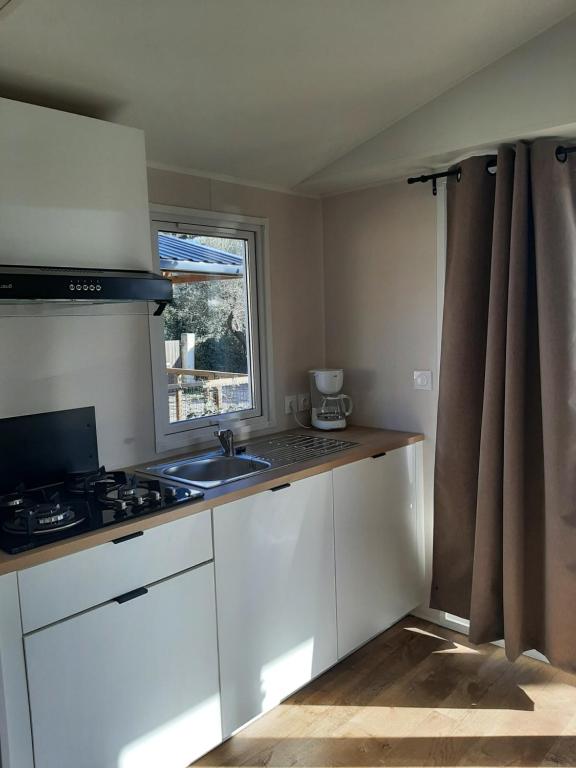 Kuchyň nebo kuchyňský kout v ubytování Eco-Lodge Lou Pantaï
