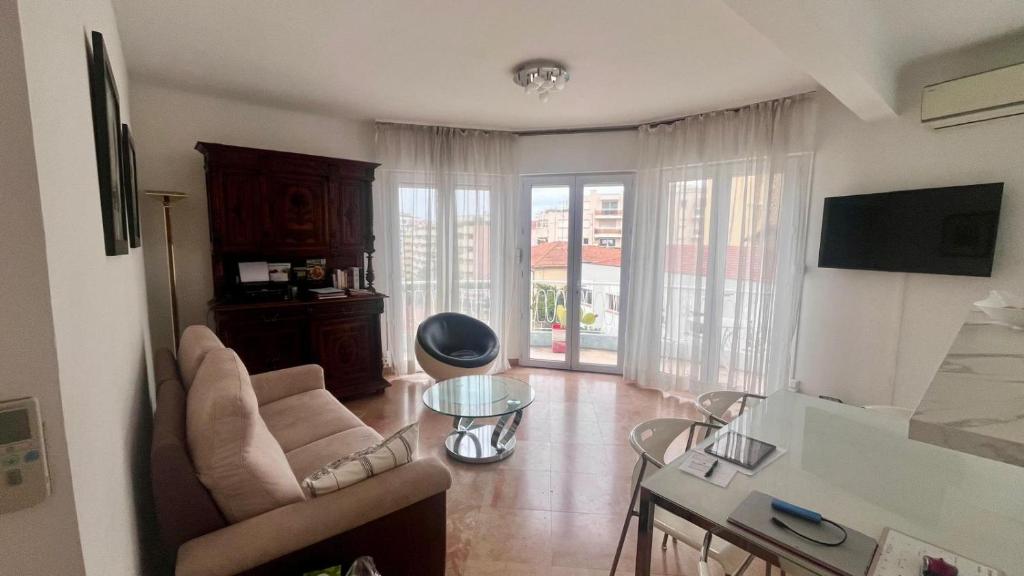 un salon avec un canapé et une table dans l'établissement 3 Pièces CENTRE DE CANNES, à Cannes