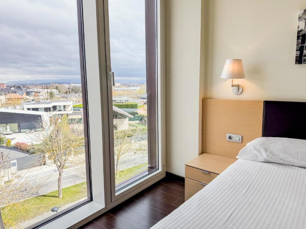 Posteľ alebo postele v izbe v ubytovaní Hotel Jardines de Uleta Suites