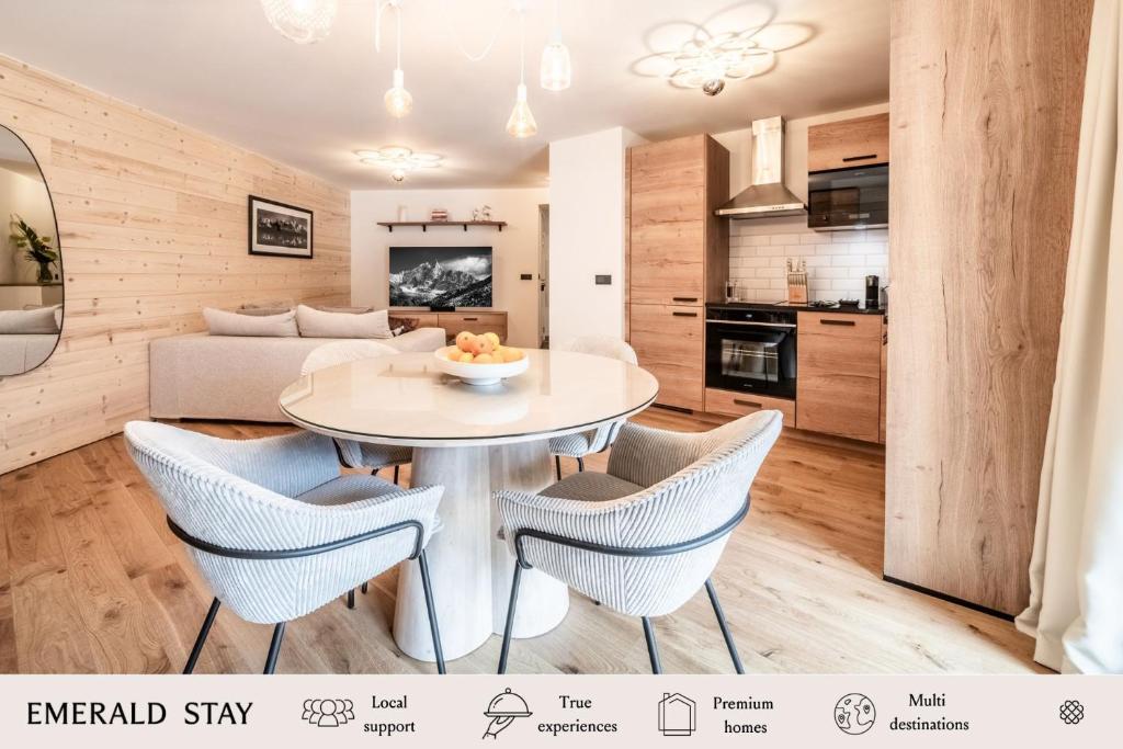 una cucina e un soggiorno con tavolo e sedie di Apartment Camox, Les Houches - by EMERALD STAY a Les Houches