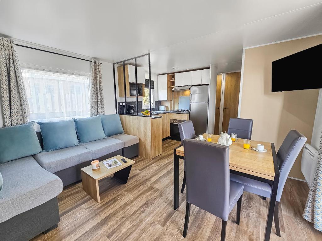 un salon avec un canapé et une table dans l'établissement Escapade en famille au domaine de litteau, à Litteau