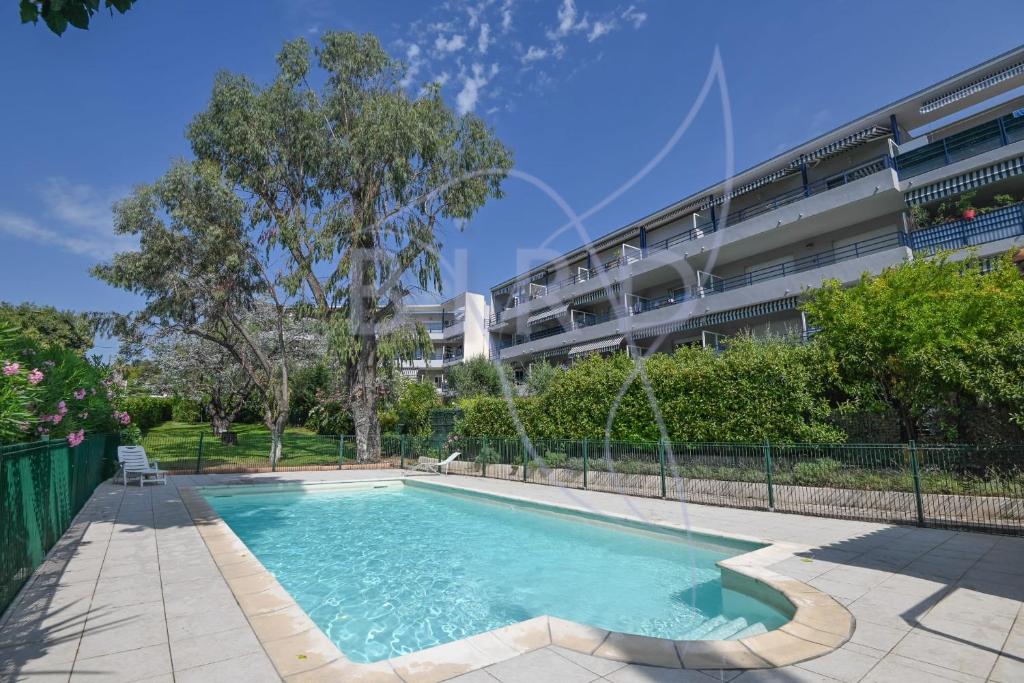 une piscine devant un immeuble dans l'établissement Comfortable studio terrace and private garden, à Cannes