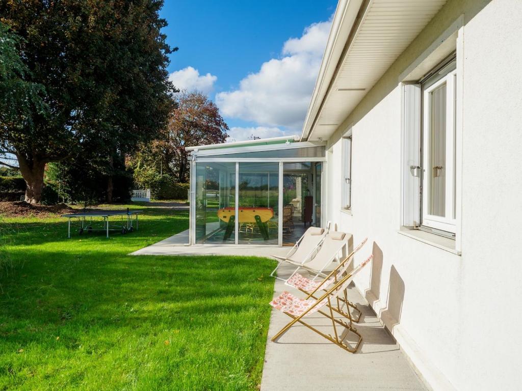 un groupe de chaises assises sur le côté d'une maison dans l'établissement Au fil des Champs - Collection Idylliq, à Le Bosc-Roger-en-Roumois
