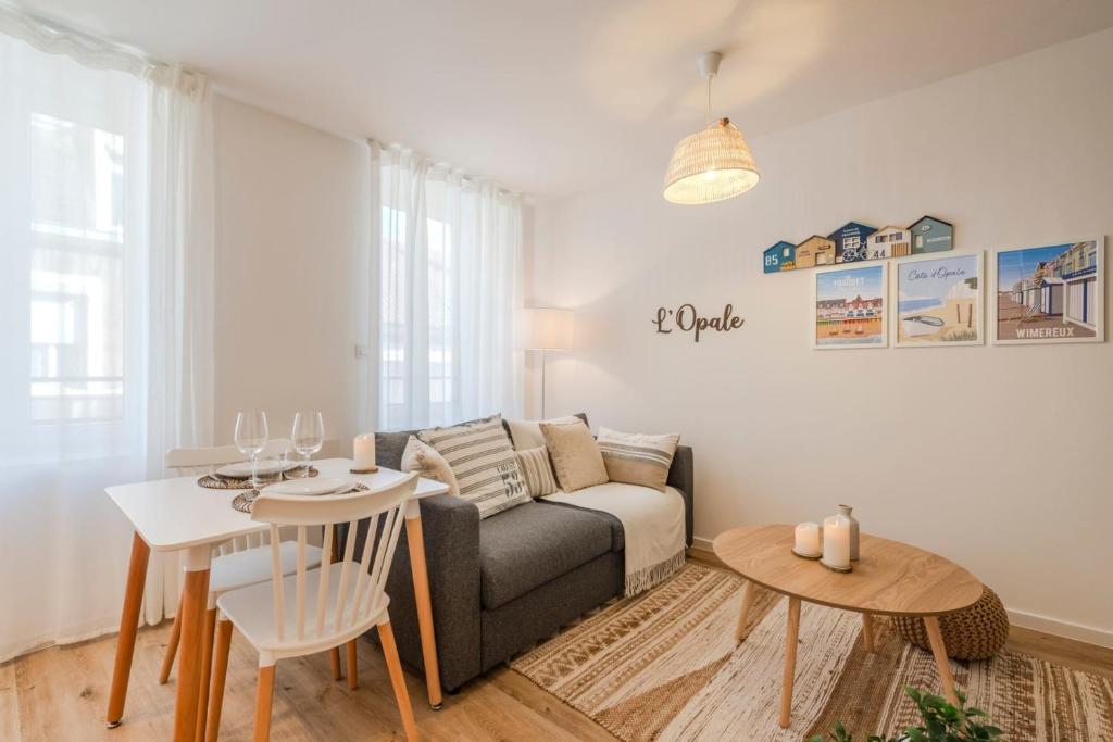 un salon avec un canapé et une table dans l'établissement OIQIA • Satori • Opale, à Boulogne-sur-Mer