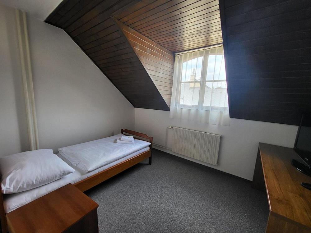 Postel nebo postele na pokoji v ubytování Nobiles hotel Šternberk