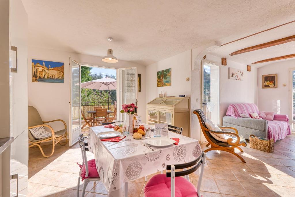 un salon avec une table et des chaises dans l'établissement Maison Baousset - Happy Rentals, à Menton