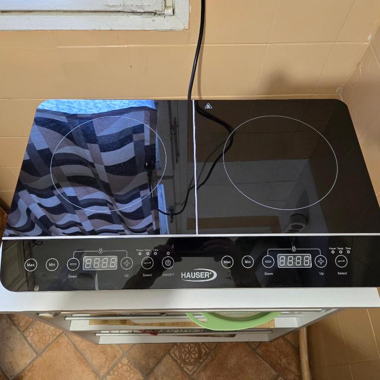 toster na półce w obiekcie Orsi Szálláshelyek Kecskemét 2 w mieście Kecskemét