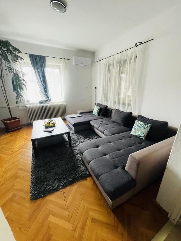 Posedenie v ubytovaní LakePark Garden Villa with swimming pool & park