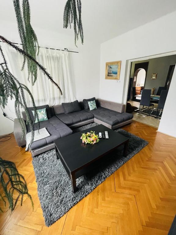 Posedenie v ubytovaní LakePark Garden Villa with swimming pool & park