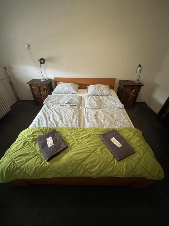 Posteľ alebo postele v izbe v ubytovaní LakePark Garden Villa with swimming pool & park