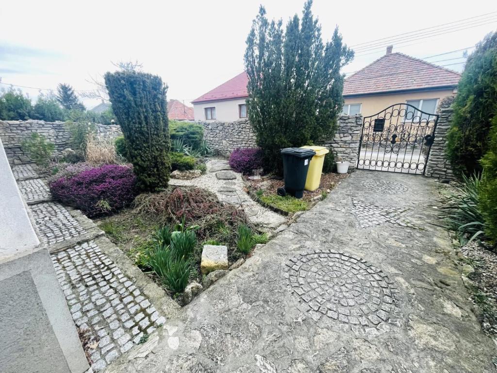 Vonkajšia záhrada v ubytovaní LakePark Garden Villa with swimming pool & park