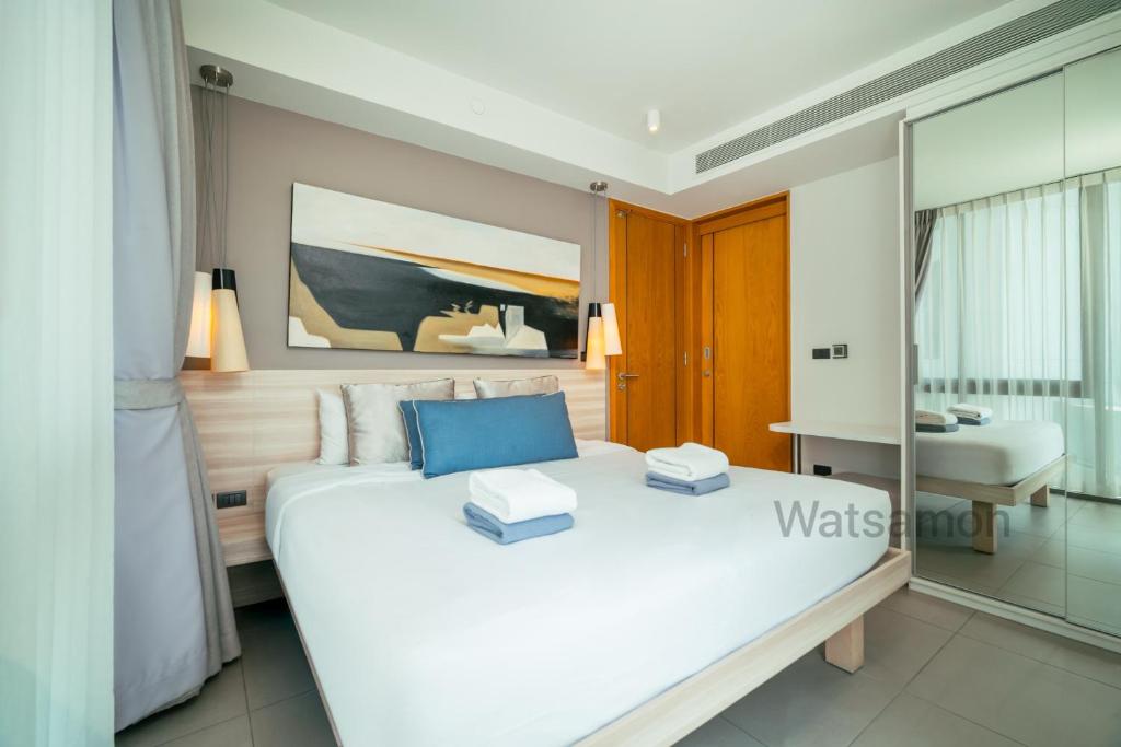 a bedroom with a large white bed in a room at Oceanstone Condo 2 bedrooms BangTao Laguna in Bang Tao Beach