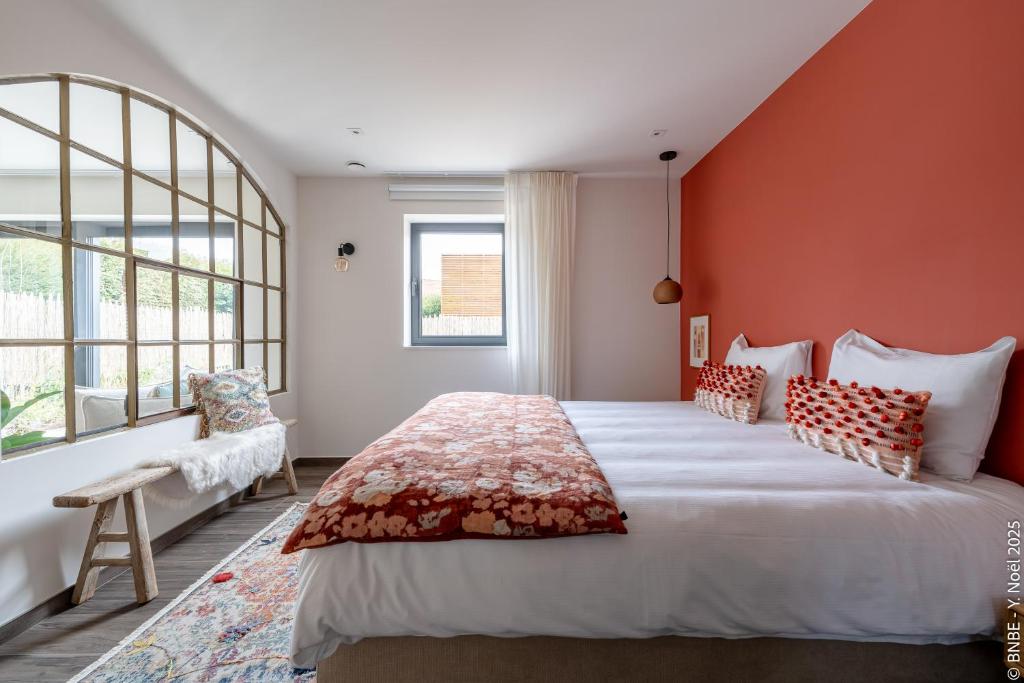 Postel nebo postele na pokoji v ubytování Sous la Houlette, Suites, Piscine intérieure et Sauna