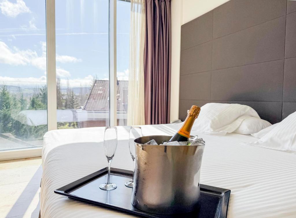 Posteľ alebo postele v izbe v ubytovaní Hotel Jardines de Uleta Suites