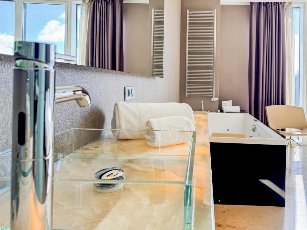 Posteľ alebo postele v izbe v ubytovaní Hotel Jardines de Uleta Suites