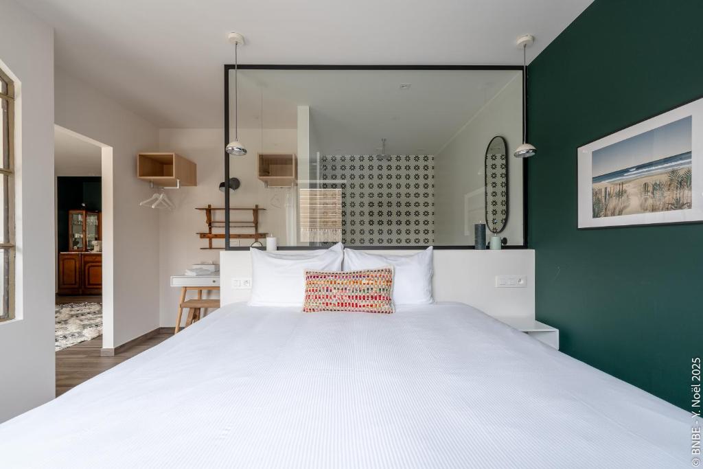 Postel nebo postele na pokoji v ubytování Sous la Houlette, Suites, Piscine intérieure et Sauna