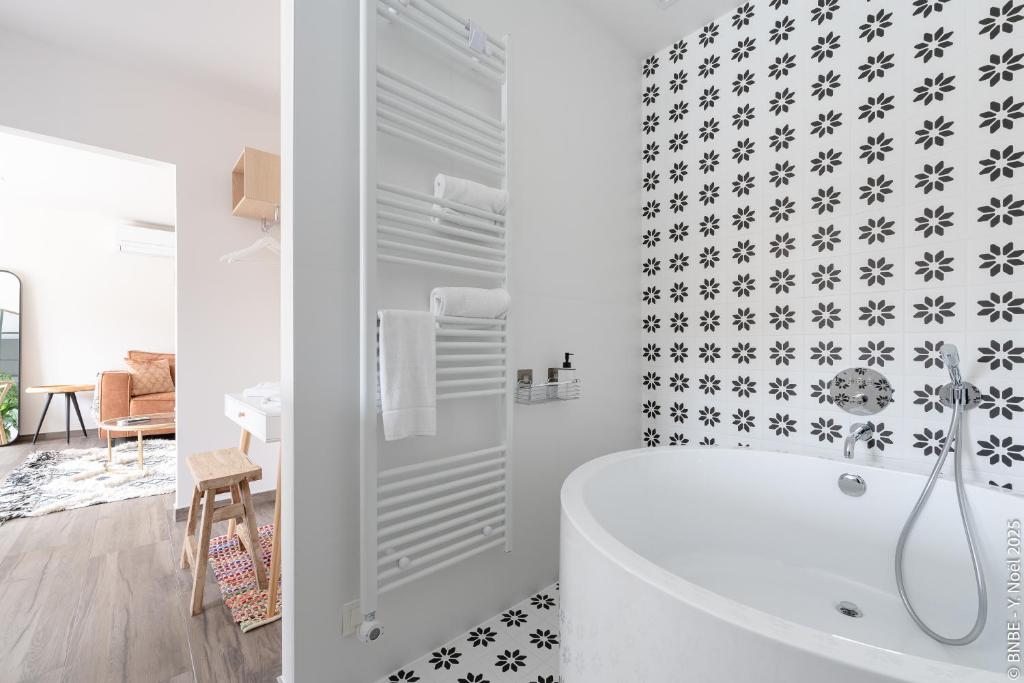Koupelna v ubytování Sous la Houlette, Suites, Piscine intérieure et Sauna