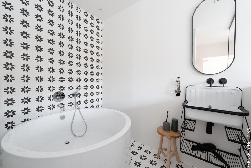Koupelna v ubytování Sous la Houlette, Suites, Piscine intérieure et Sauna
