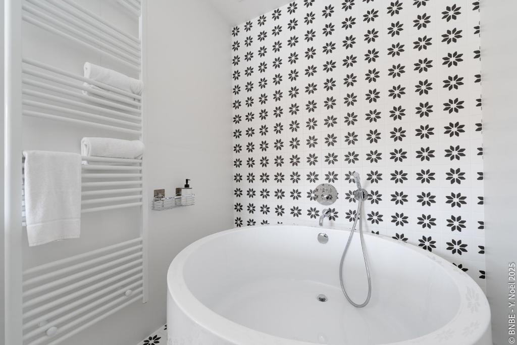 Koupelna v ubytování Sous la Houlette, Suites, Piscine intérieure et Sauna