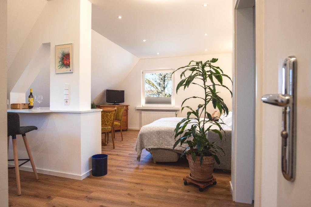 Postel nebo postele na pokoji v ubytování Gästehaus Inselhof