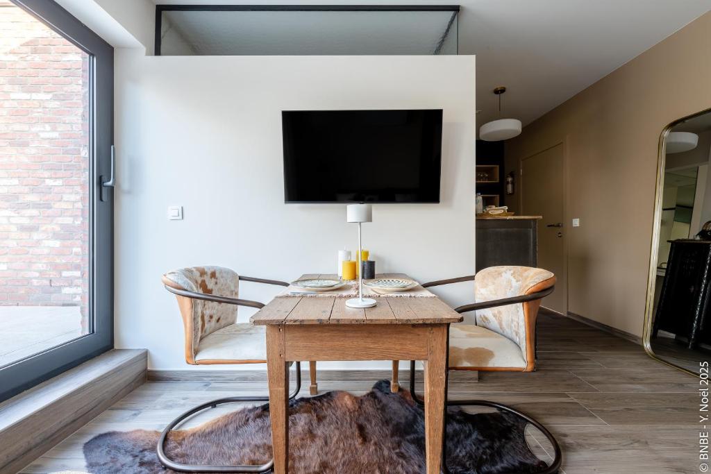 TV a/nebo společenská místnost v ubytování Sous la Houlette, Suites, Piscine intérieure et Sauna